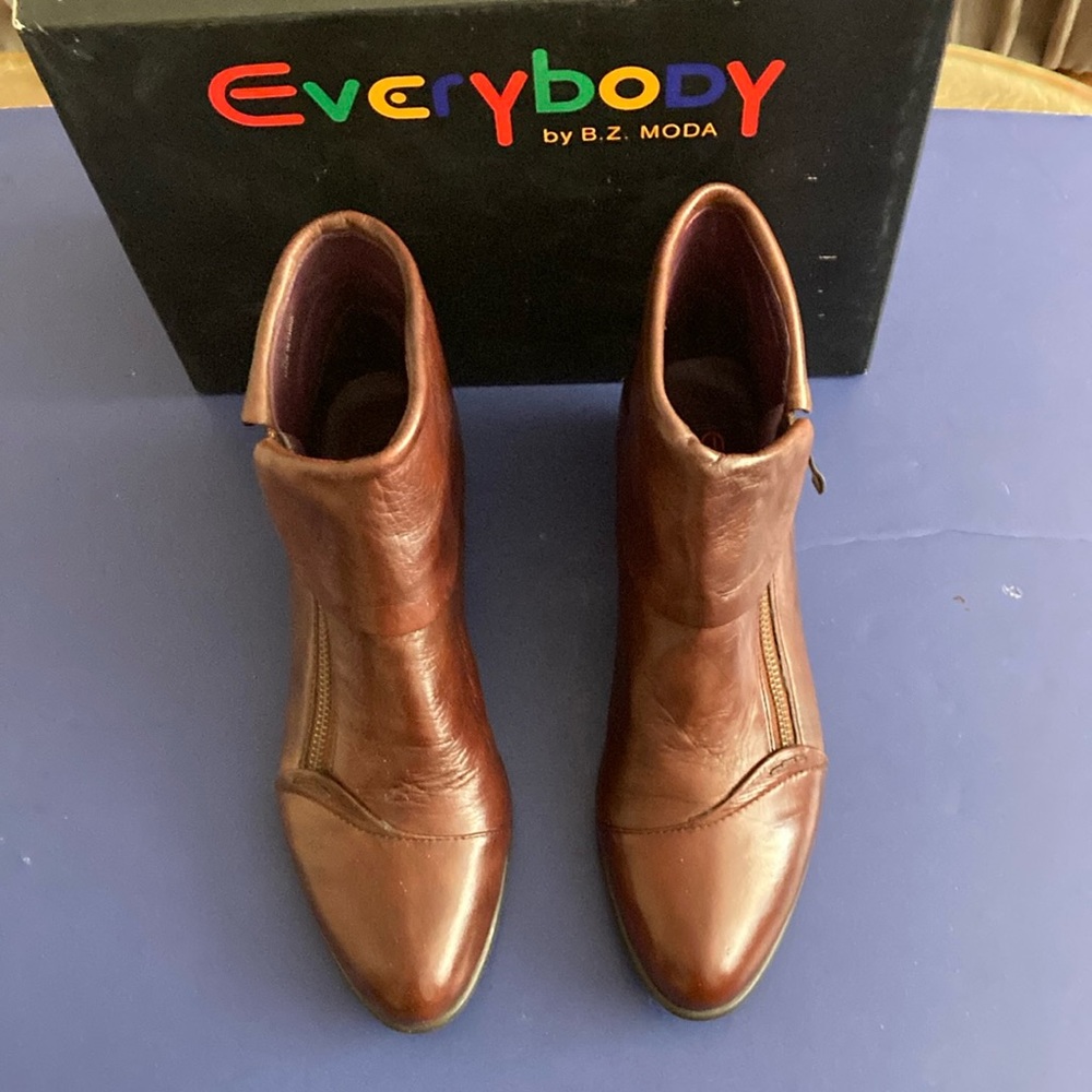 NWT Everybody By BZ Moda Women’s Ankle Boots Size 9 (39) Brown Zipper closure